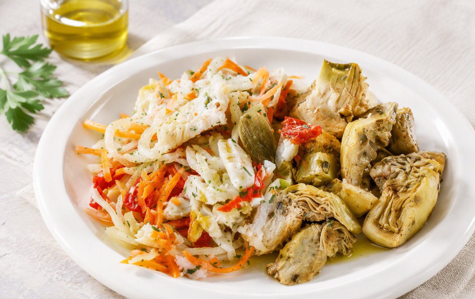 L'insalata di carciofi e pesce con olio nuovo